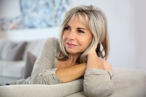 Mujeres con canas: mujeres valientes. Shutterstock photo.